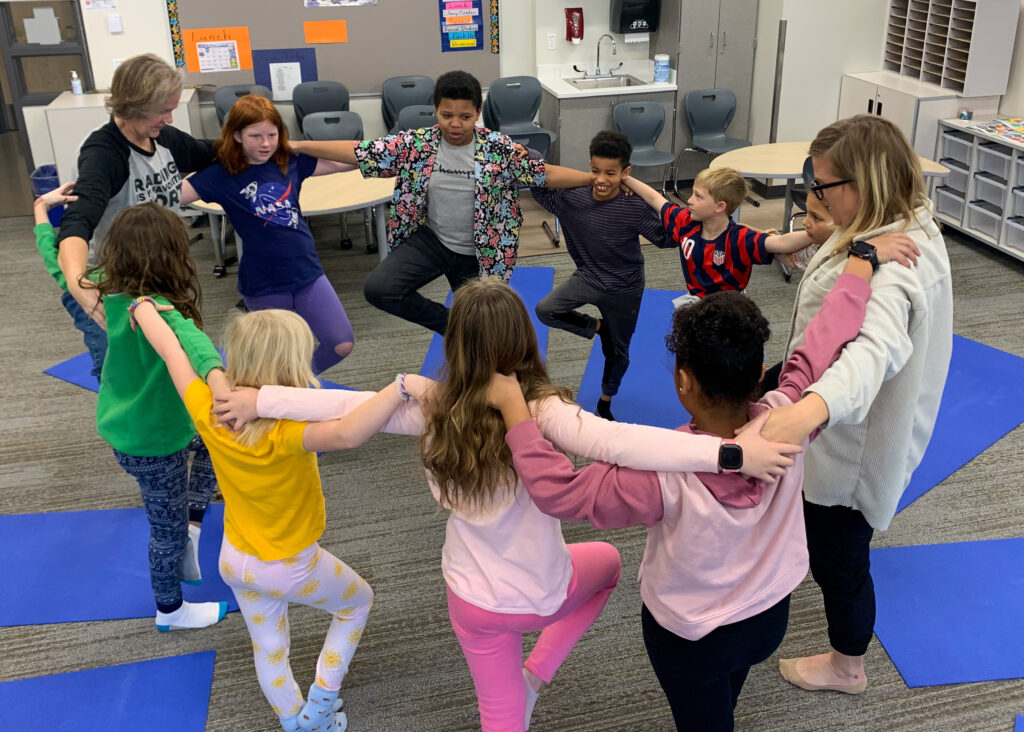 Highlands Elementary estudiantes que participan en el Club de Mindfulness